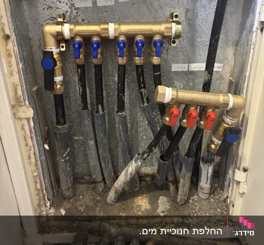 מערכת צנרת עם ברזים וחיבורים שונים